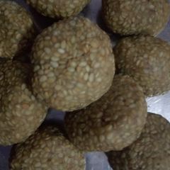 A picture of Till ke laddoo.