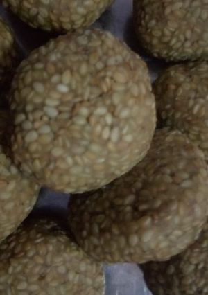 A picture of Till ke laddoo.