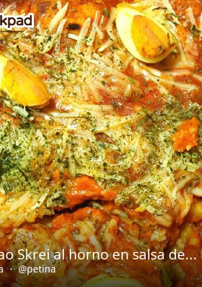 Una foto de Bacalao skrei al horno en salsa de tomate gratinado