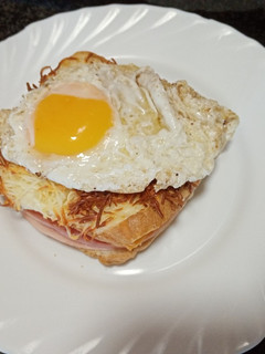 Una foto de Sándwich con bechamel y huevo frito