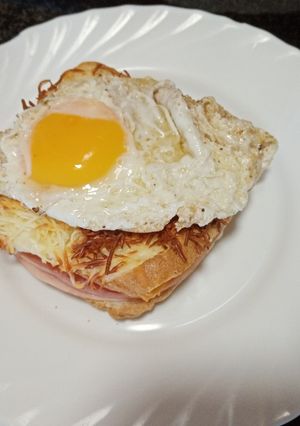 Foto principal de Sándwich con bechamel y huevo frito
