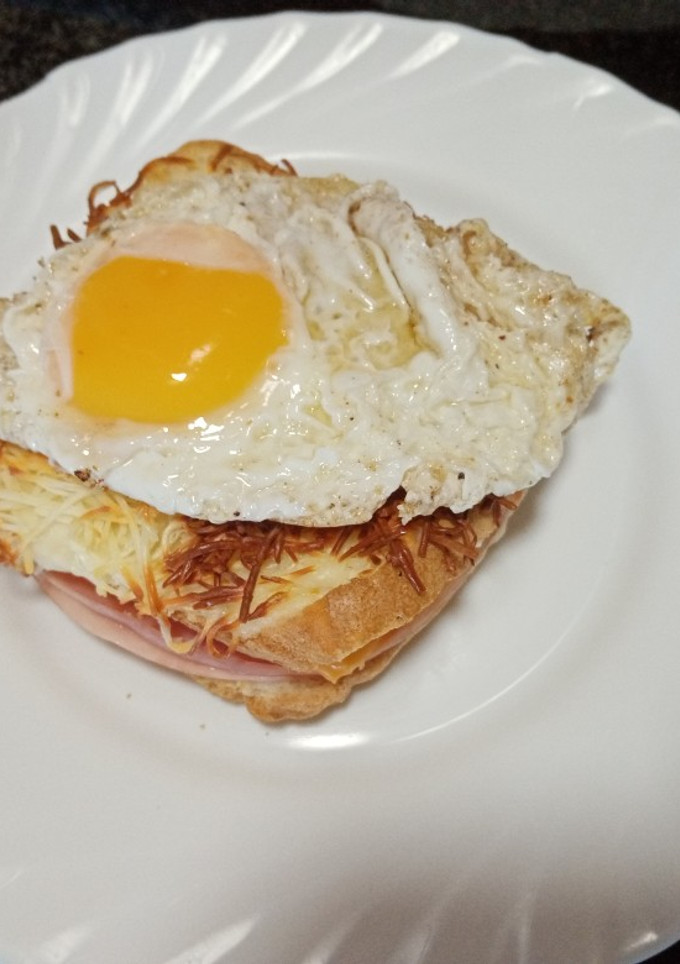 Una foto de Sándwich con bechamel y huevo frito