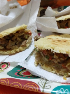 Una foto de Arepas rellenas de carne ♥️