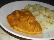 Una foto de pollo en crema