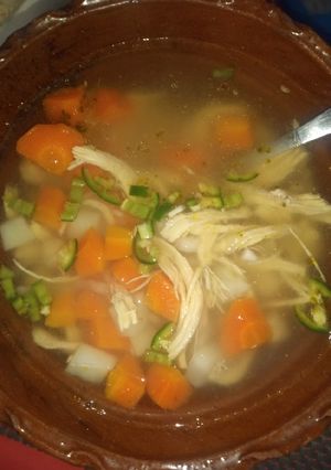 Una foto de Consomé de pollo con pocos ingredientes 😁
