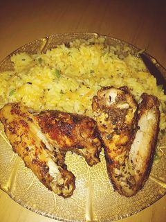 Una foto de Arroz salteado con verduras y alitas al horno