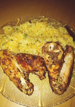 Una foto de Arroz salteado con verduras y alitas al horno