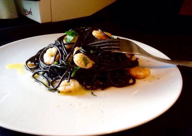 Spaguetti nero di sepia con gambas al ajillo