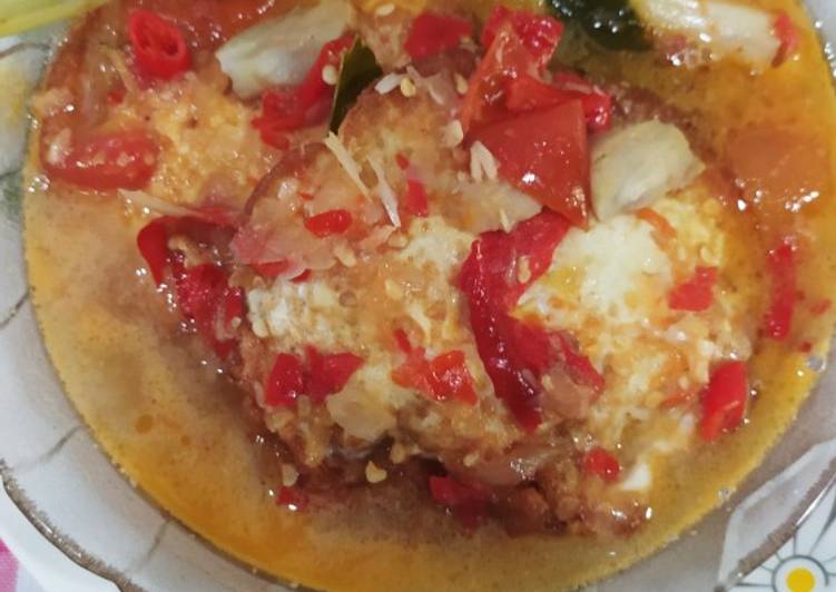 Telur ceplok kuah pedas