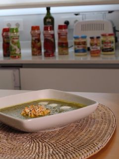 Una foto de Crema de verduras con salsa de yogur