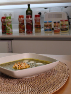 Una foto de Crema de verduras con salsa de yogur