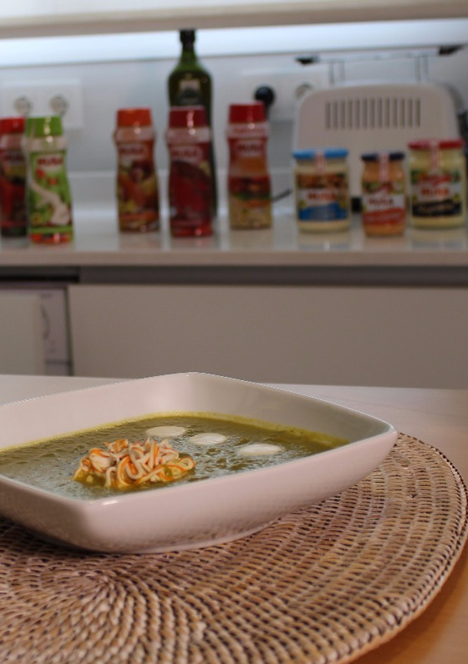 Una foto de Crema de verduras con salsa de yogur