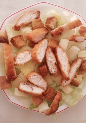 Una foto de Ensalada de pollo empanado