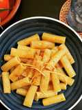 Rigatoni al pesto di tonno con curcuma e cipolla