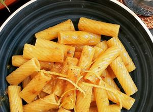 Foto di Rigatoni al pesto di tonno con curcuma e cipolla