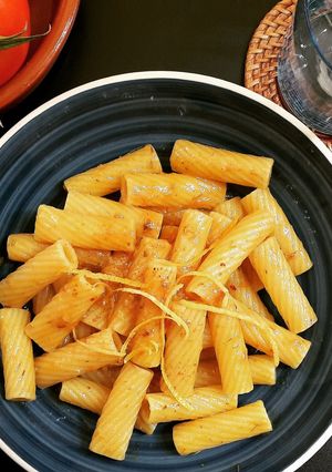 Foto di Rigatoni al pesto di tonno con curcuma e cipolla