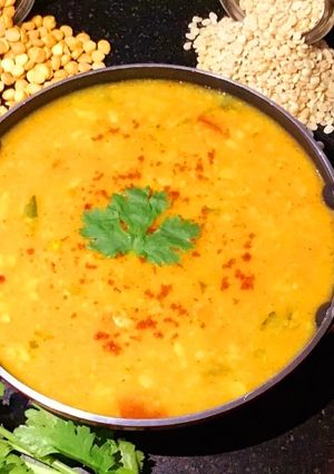 કાઠિયાવાડી લસુની અડદ દાળ (Kathiyawadi Lasuni Urad Dal Recipe In Gujarati) રેસીપી મુખ્ય ફોટો