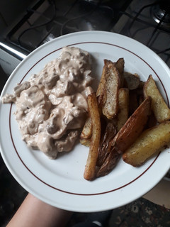 Una foto de Carne en salsa blanca con champiñones y papas rústicas al horno