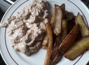 Una foto de Carne en salsa blanca con champiñones y papas rústicas al horno