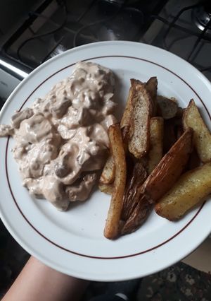 Una foto de Carne en salsa blanca con champiñones y papas rústicas al horno