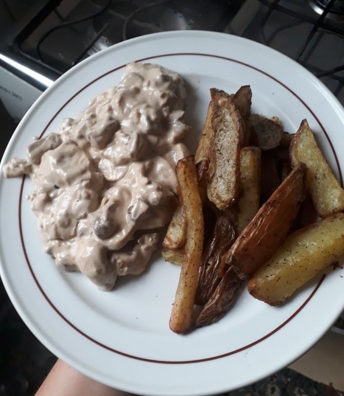 Una foto de Carne en salsa blanca con champiñones y papas rústicas al horno