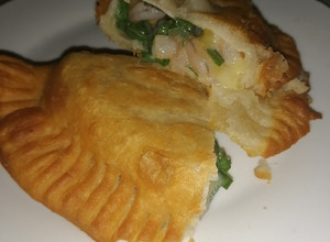Una foto de Empanadas de camarón queso cebollín
