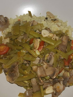 Una foto de Judías con champiñones al ajillo (vegano)