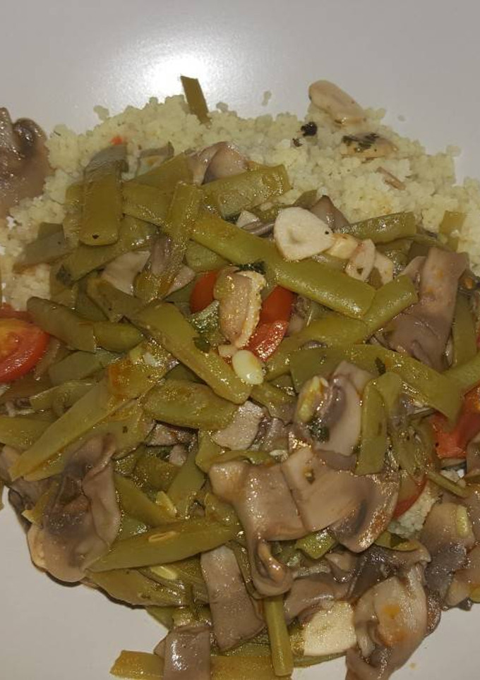 Una foto de Judías con champiñones al ajillo (vegano)
