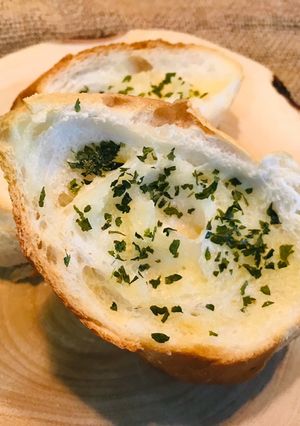Hình của món Bánh mỳ nướng với lá thơm.
