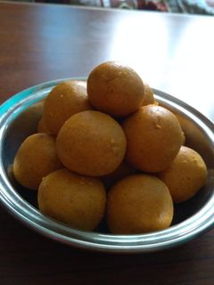 बेसन के लड्डू (Besan ke ladoo recipe in Hindi) रेसिपी मुख्य फोटो