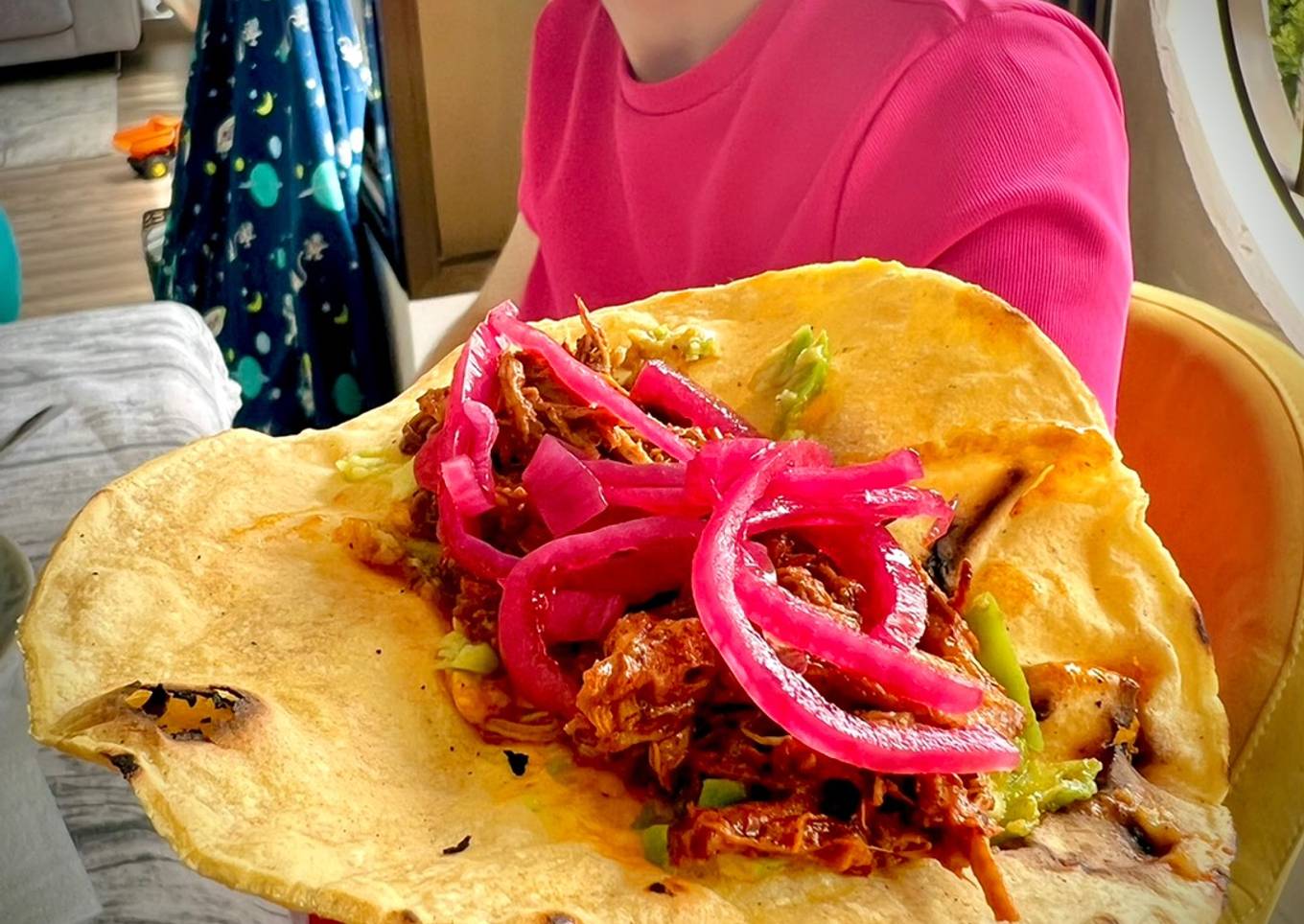 Cebolla encurtida con salsa de habanero