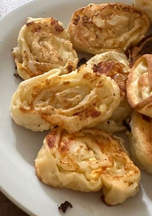 Una foto de Rolls de cebolla y queso con tapa de pascualina