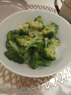 蒜香西蘭花(方便素)(簡單料理)(低醣生酮餐) 的食譜成品照片