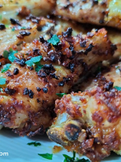 Una foto de Alitas de pollo con cebolla crunch y curry en airfryer