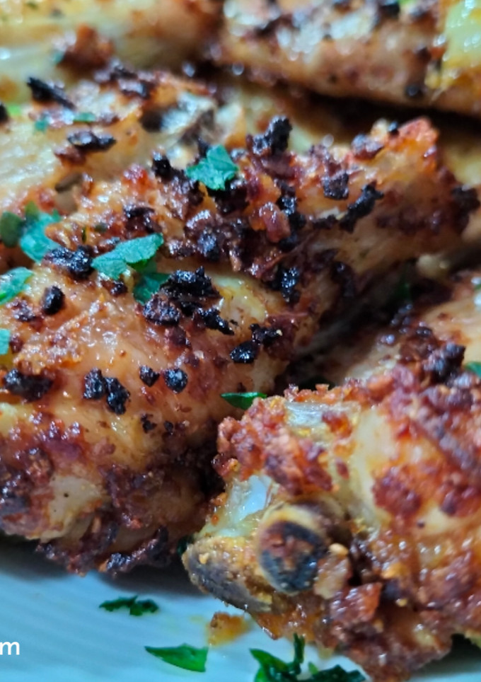 Una foto de Alitas de pollo con cebolla crunch y curry en airfryer