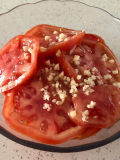 Una foto de Ensalada de tomates con ajo