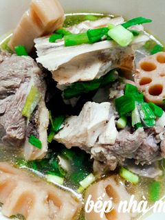 Hình của món Xương đầu heo hầm củ sen.