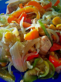 Una foto de Pollo salteado con verduras - estilo tailandés-