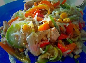 Una foto de Pollo salteado con verduras - estilo tailandés-