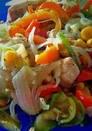 Una foto de Pollo salteado con verduras - estilo tailandés-