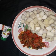A picture of White Yam and sauce.