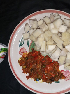 A picture of White Yam and sauce.