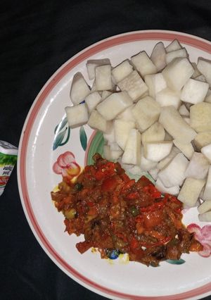 A picture of White Yam and sauce.