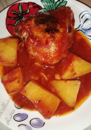 O poză a rețetei Pui la cuptor cu cartofi și sos de roșii.