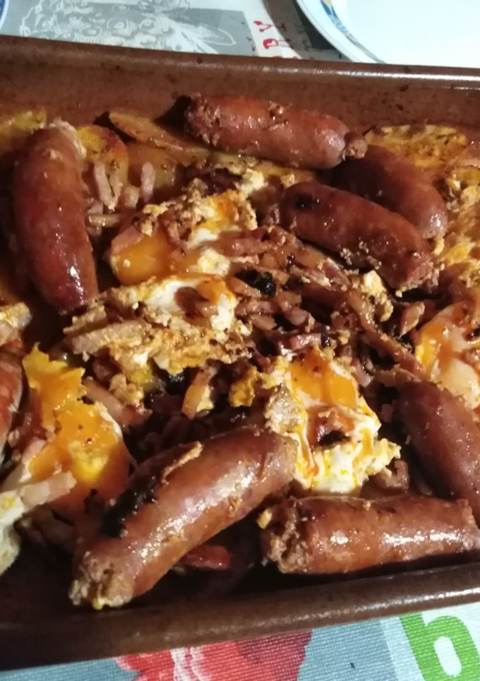 Una foto de Cazuela de patatas con chorizos y huevo