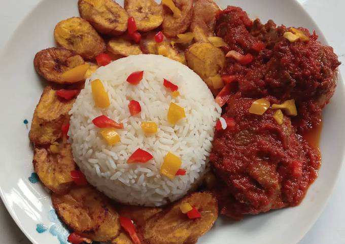 Rice, fried plantain and stew Recipe by arhel_cooks - Cookpad