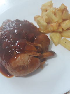 Una foto de Pollo en salsa con verduras