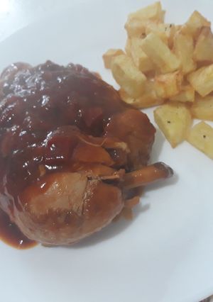 Una foto de Pollo en salsa con verduras