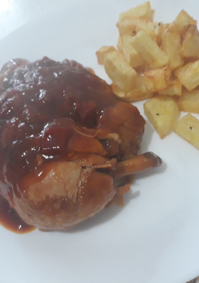 Una foto de Pollo en salsa con verduras