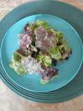 Salat mit einer Zitronen - Kondensmilch - Soße